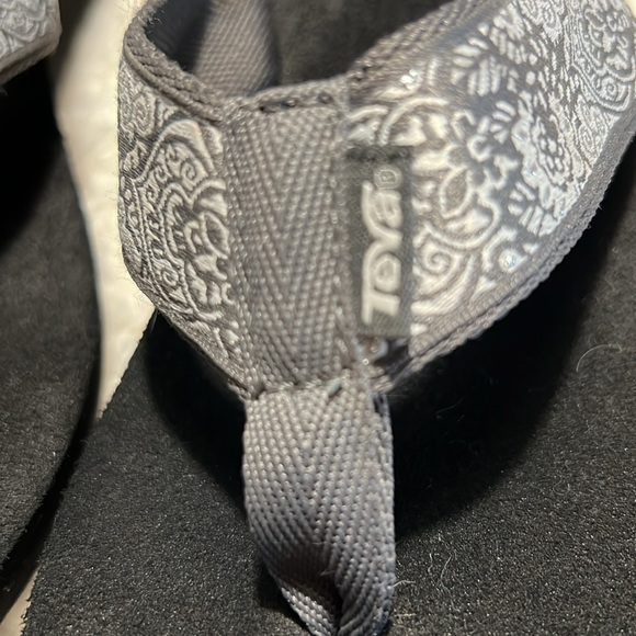 Teva “Mush” Wedge 2” heel Gray straps with silver stitching - Picture 2 of 8